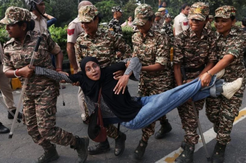 Delhi protesters detained